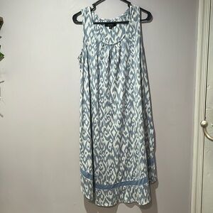 Ellen Tracy Women’s midi dress Size Medium baby blue and white Pre-loved flowy